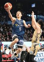 　第２クオーター、シュートを決める横浜ＢＣ・河村