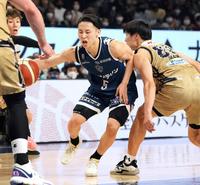 　第２クオーター、琉球選手に阻まれる横浜ＢＣ・河村