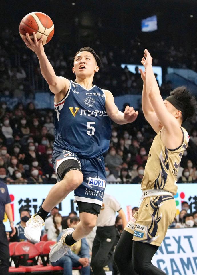 　第２クオーター、シュートを決める横浜ＢＣ・河村