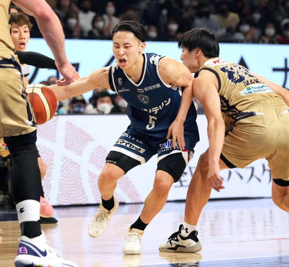 　第２クオーター、琉球選手に阻まれる横浜ＢＣ・河村