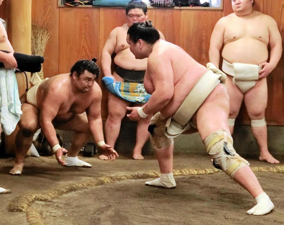 照ノ富士（右）にぶつかる霧馬山