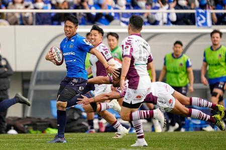 　埼玉-花園　前半、突進する埼玉・山沢（左端）。この後トライ＝熊谷ラグビー場