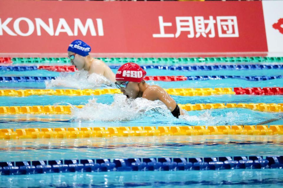 　４００メートル個人メドレーで優勝した成田