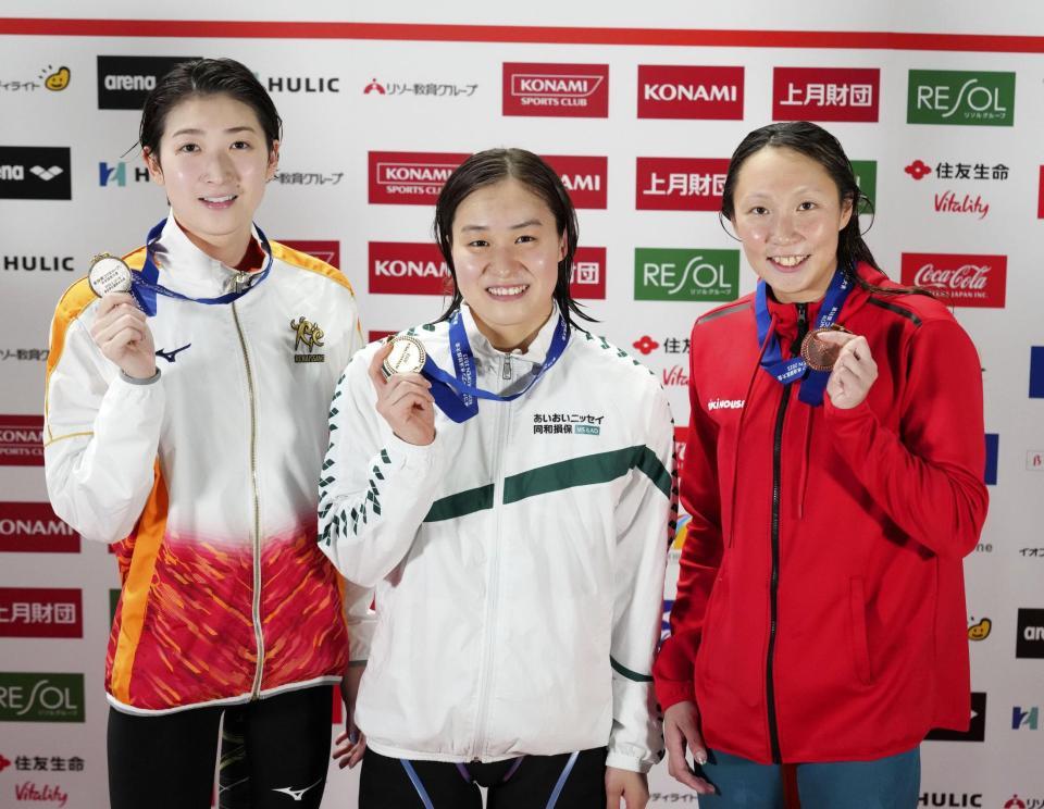 　女子１００メートルバタフライ表彰式で、メダルを手にする（左から）２位の池江璃花子、優勝の牧野紘子、３位の相馬あい