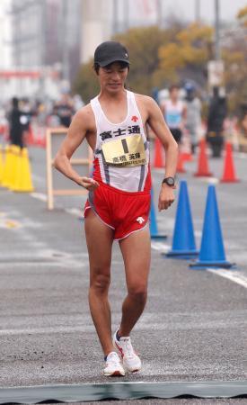 　男子２０キロ　２位でゴールする高橋英輝。８月の世界選手権代表に決まった＝神戸市六甲アイランド甲南大周辺コース