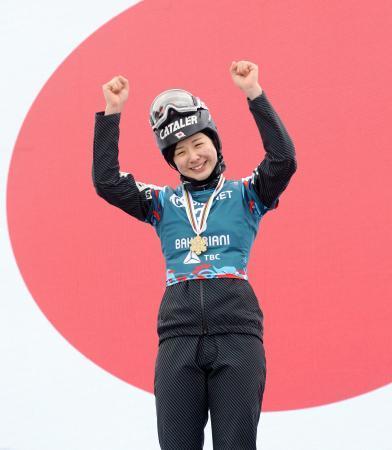 　スノーボードの世界選手権で女子パラレル大回転を制し、表彰式で笑顔の三木つばき。スノーボードのアルペン種目で日本勢が世界一になるのは五輪を含め、男女を通じて初めて＝１９日、ジョージアのバクリアニ（共同）
