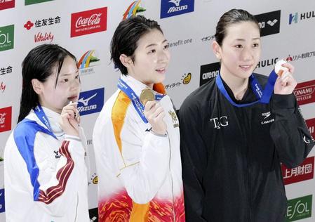 　女子１００メートル自由形を制し、メダルを手にする池江璃花子（中央）＝東京辰巳国際水泳場