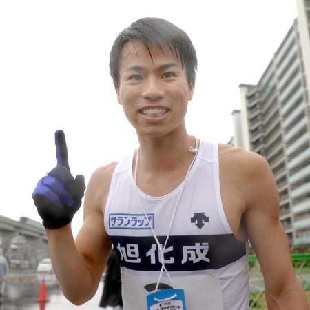 　男子２０キロで１時間１８分３６秒で優勝し、ポーズを決める池田向希