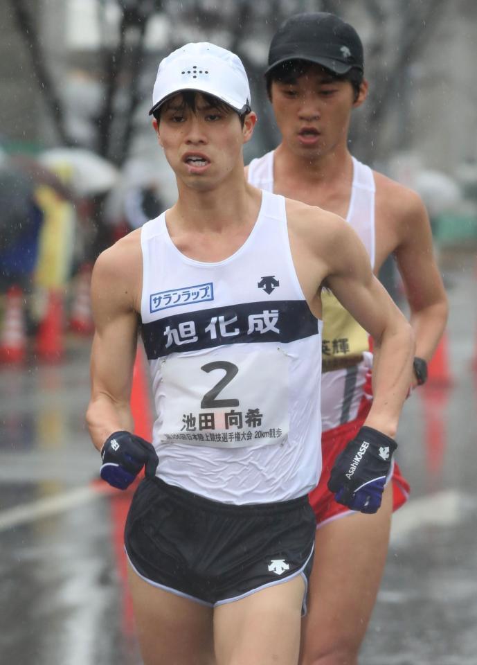 　優勝した池田向希（手前）と競り合う高橋英輝