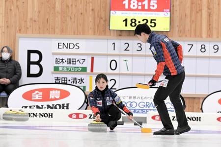 　初戦に臨む（左から）吉田知那美、清水徹郎組（Ｃ）ＪＣＡ　ＩＤＥ 