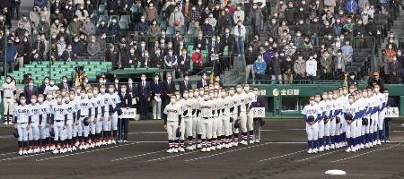 　第９４回選抜高校野球大会の開会式で、マスクを着用して整列する各校の選手ら＝２０２２年３月１９日、甲子園球場
