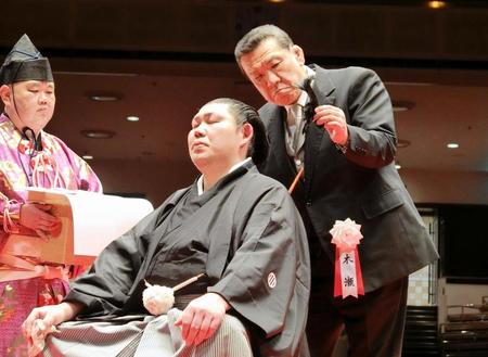 　師匠の木瀬親方（右）に止めばさみを入れられる元常幸龍の佐久間貴之氏