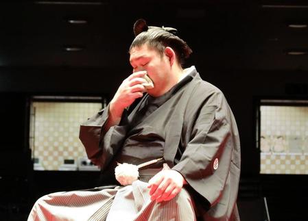 　断髪式で涙を拭う元常幸龍の佐久間貴之氏