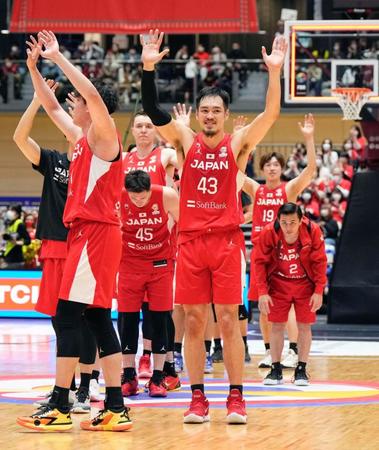 　イランに勝利し、歓声に応える日本の選手たち