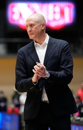 　イラン戦で試合を見守るホーバス監督