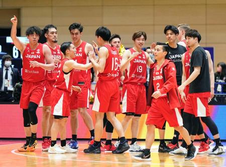 　イランに勝利し、喜ぶ日本の選手たち＝高崎アリーナ