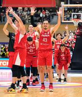 　イランに勝利し、歓声に応える日本の選手たち