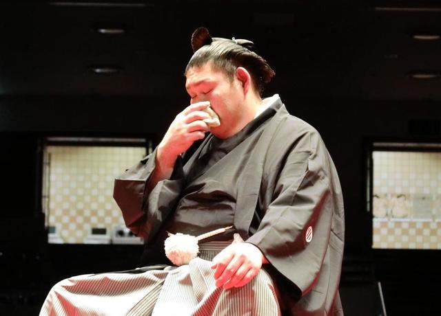 【写真】師匠から止めバサミを入れられ、静かに目をつぶる