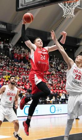 　第３クオーター、ダンクシュートを決めるホーキンソン