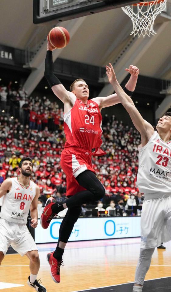 　第３クオーター、ダンクシュートを決めるホーキンソン