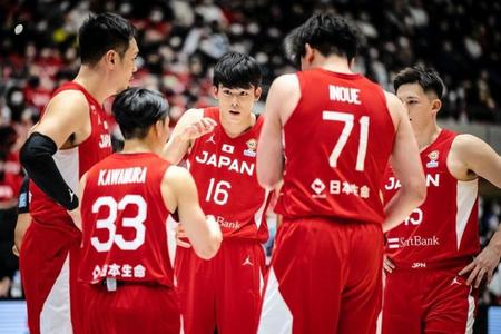 円陣を組む金近（１６）ら日本代表＝（Ｃ）ＦＩＢＡ