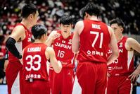 円陣を組む金近（１６）ら日本代表＝（Ｃ）ＦＩＢＡ