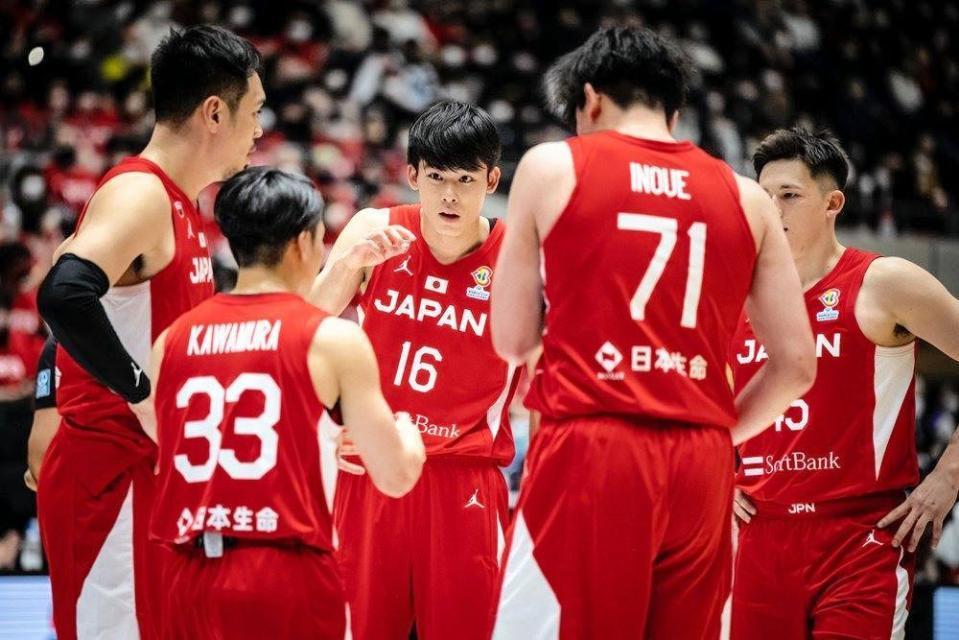 円陣を組む金近（１６）ら日本代表＝（Ｃ）ＦＩＢＡ