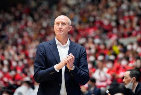 　バーレーン戦で試合を見守るバスケットボール男子日本代表・ホーバス監督