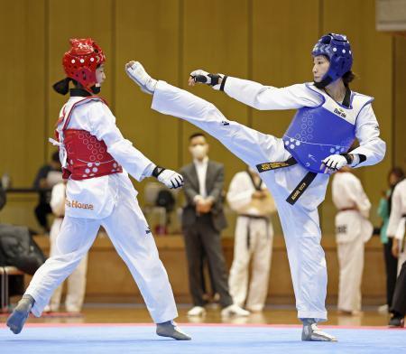 　女子４９キロ級決勝で攻める山田美諭（右）＝愛知県武道館