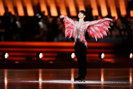 　華麗な演技を見せる羽生結弦さん©２０２３　ＧＩＦＴ　Ｏｆｆｉｃｉａｌ