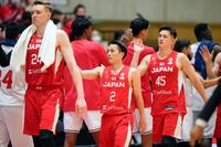 　バーレーン戦に勝利し、タッチを交わす富樫（２）ら