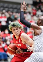 　競り合う川真田