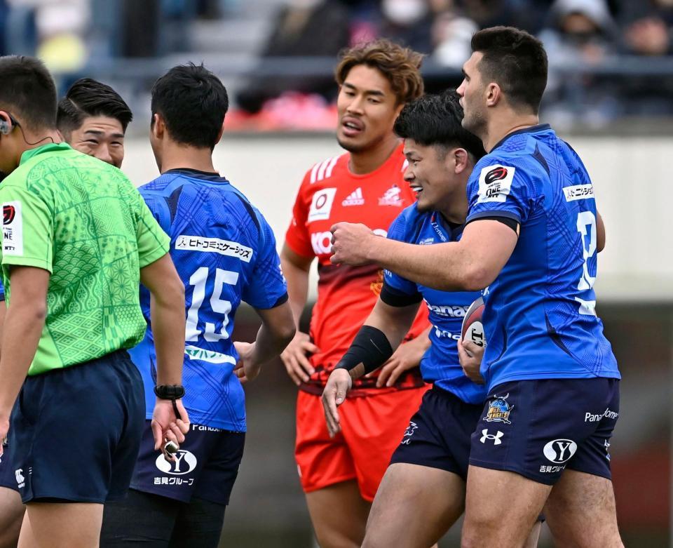 　前半、先制のトライを決め喜ぶ埼玉・野口（右から２人目）