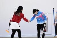 　握手する（左から）藤沢五月、吉田夕梨花©JCA IDE