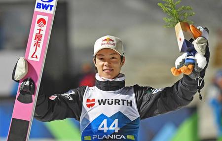 　ジャンプ男子個人ラージヒルで２位となり、喜ぶ小林陵侑（ゲッティ＝共同）