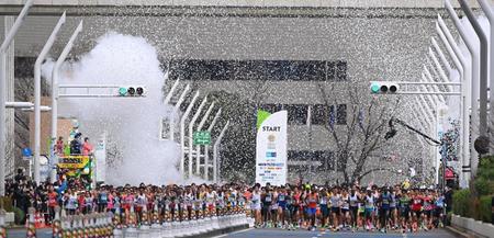 　東京都庁前からスタートする選手たち（撮影・堀内翔）