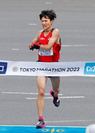 　男子で日本勢最高の７位でゴールする山下一貴＝東京都千代田区
