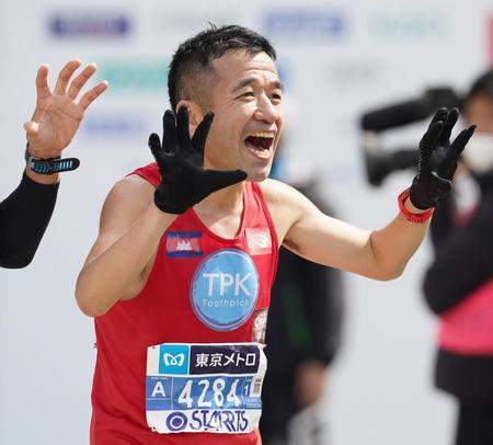 　フィニッシュした猫ひろし