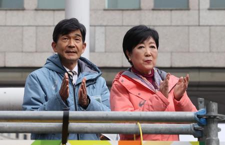 　スタート前に出場ランナーに拍手する小池都知事（右）と日本陸連の尾縣貢会長