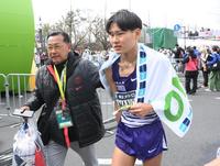 　レース後に大八木弘明氏（左）から声をかけられる駒大・山野力（撮影・堀内翔）