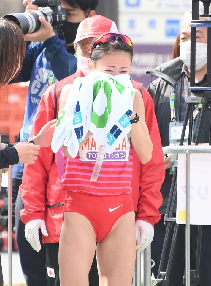 　走り終えて涙を拭く松田瑞生（撮影・堀内翔）
