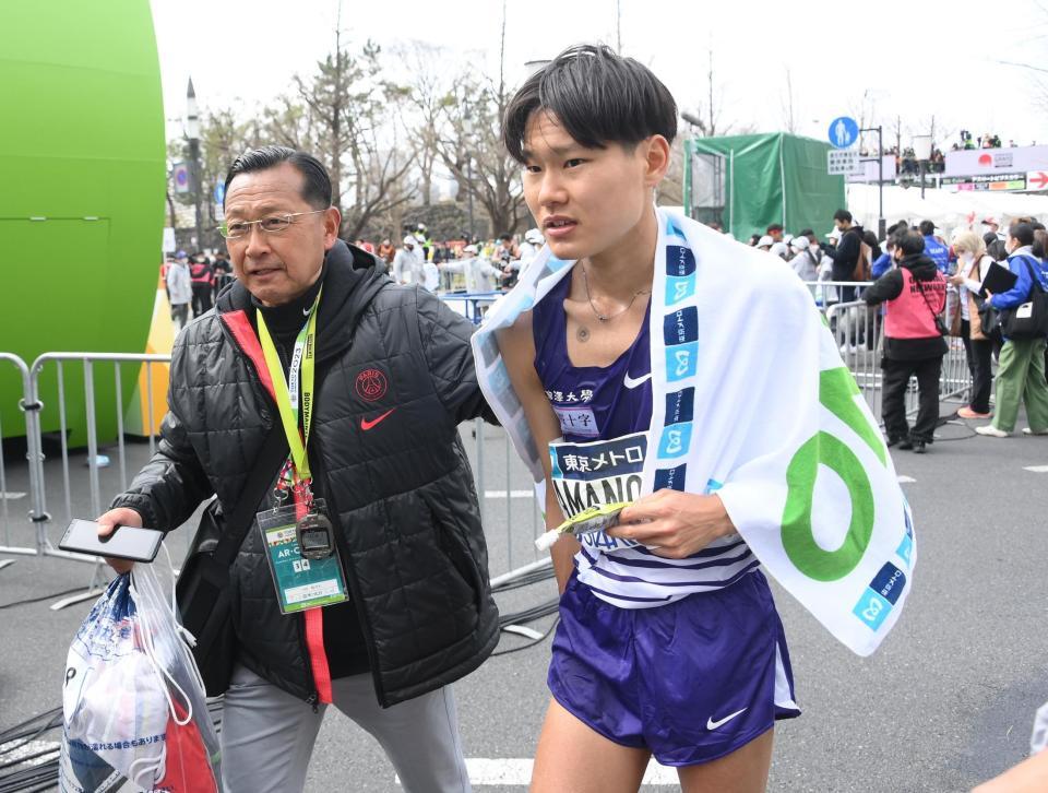 　レース後に大八木弘明氏（左）から声をかけられる駒大・山野力（撮影・堀内翔）