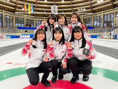 　銀メダルを獲得した（前列左から）松永愛唯、三浦由唯菜、佐久間優名、（後列左から）上野結生、小笠原歩コーチ、荻原詠理（Ｃ）ＪＣＡ
