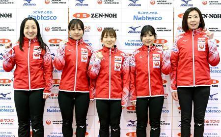 　カーリング女子世界選手権日本代表の（左から）藤沢五月、吉田知那美らロコ・ソラーレの選手たち＝北海道北見市（（Ｃ）ＪＣＡ　ＩＤＥ）