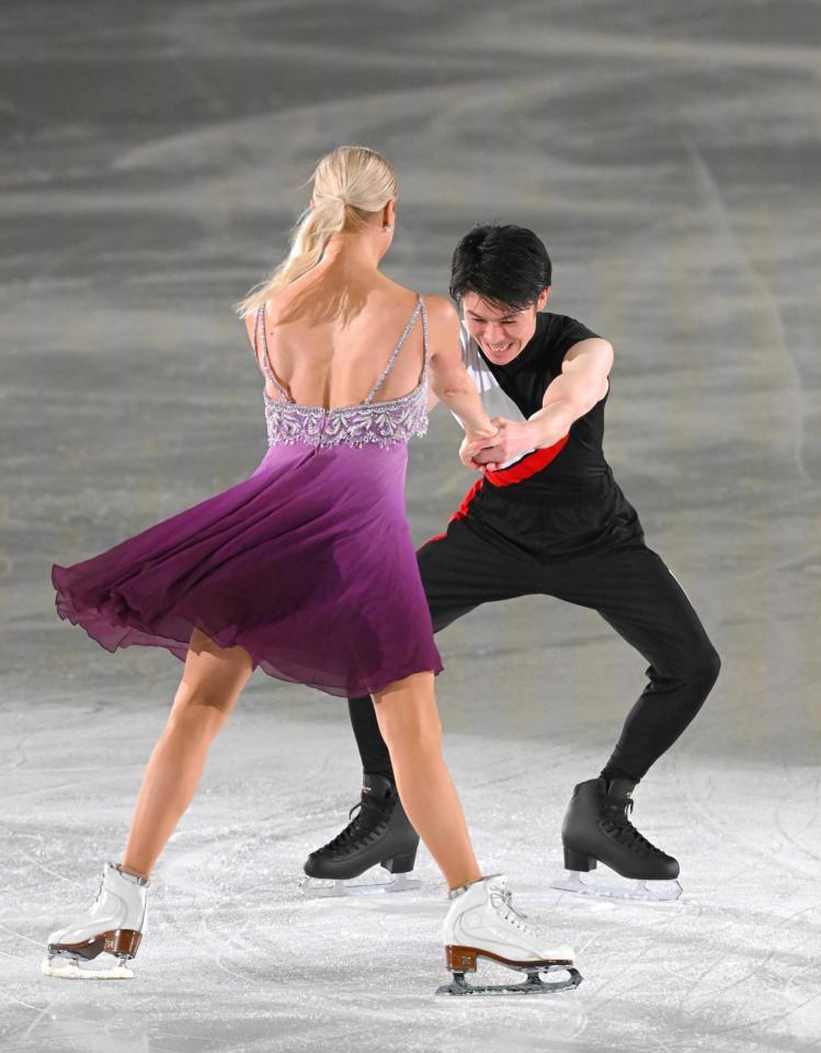 　スケートシューズを履いて滑る内村航平さん