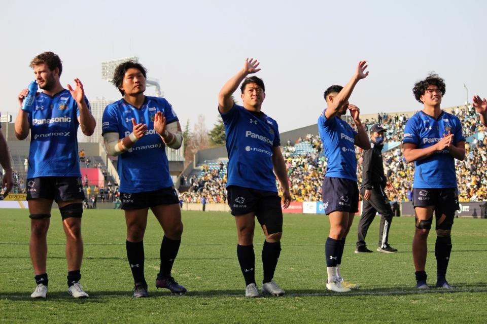 　試合後にスタンドにあいさつする稲垣（左から２人目）ら埼玉フィフティーン