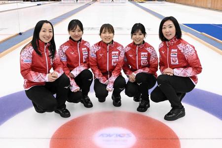 　世界選手権に出場する日本代表のロコ・ソラーレ。左から藤沢五月、吉田知那美、鈴木夕湖、吉田夕梨花、石崎琴美ⒸJCA IDE