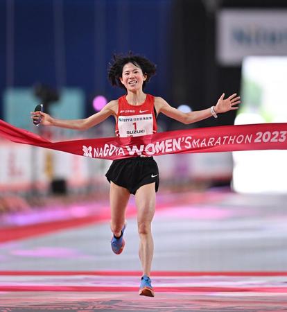　名古屋ウィメンズマラソンで、日本人最高の２位でゴールする鈴木亜由子