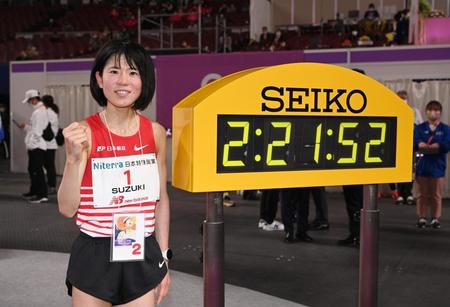 　名古屋ウィメンズマラソンで、日本人最高の２位でゴールした鈴木亜由子。自己新記録を更新し、笑顔を見せる