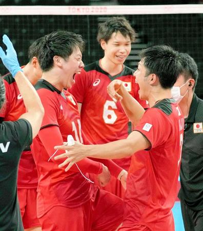 　東京五輪でイランに勝利し、喜ぶ石川（手前左）、藤井さん（同右）ら＝有明アリーナ（共同）※２０２１年８月撮影